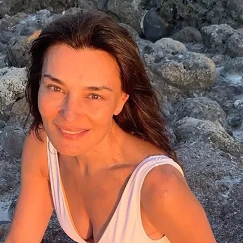 7 Ελληνίδες άνω των 50 που μεγαλώνουν όμορφα "αγκαλιάζοντας" τα φυσικά μαλλιά τους