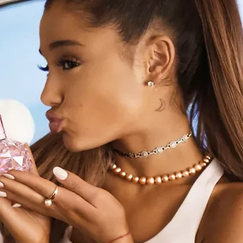 5 πολυτελή αρώματα που θα κάνουν τους πάντες να αναρωτιούνται τι φοράς