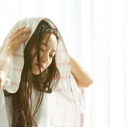 Τα καλύτερα hair oils για λάμψη και ενυδάτωση ακόμα και στα πιο ξηρά μαλλιά