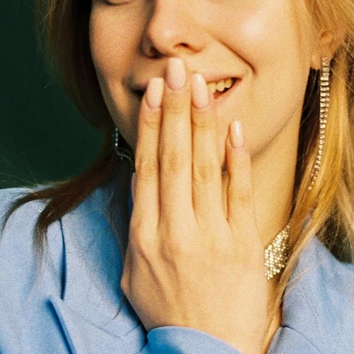 Γιατί ρεύεσαι συνεχώς; Ανακάλυψε τι μπορεί να κρύβεται πίσω από αυτό