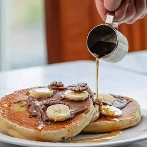 Βαριέσαι να φτιάχνεις τσουρέκια; Δοκίμασε τα πανεύκολα pancakes τσουρέκι για το απόλυτο πρωινό του Πάσχα