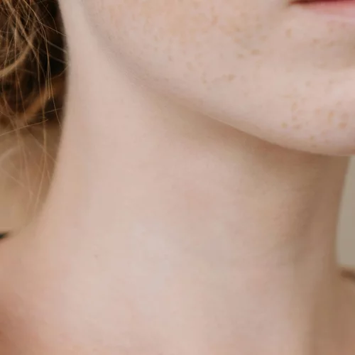 Ο απίστευτος λόγος που μπορεί να προκαλέσει (πρόωρες) ρυτίδες στον λαιμό - πώς να τις αντιμετωπίσεις