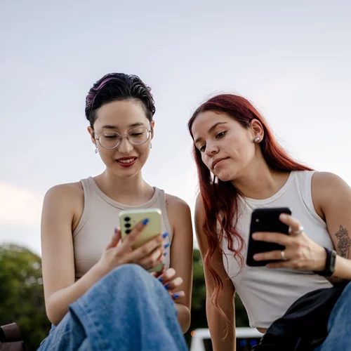 Κοιτάς το κινητό σου αντί να μιλήσεις με τους γύρω σου; Μήπως κάνεις... Phubbing;