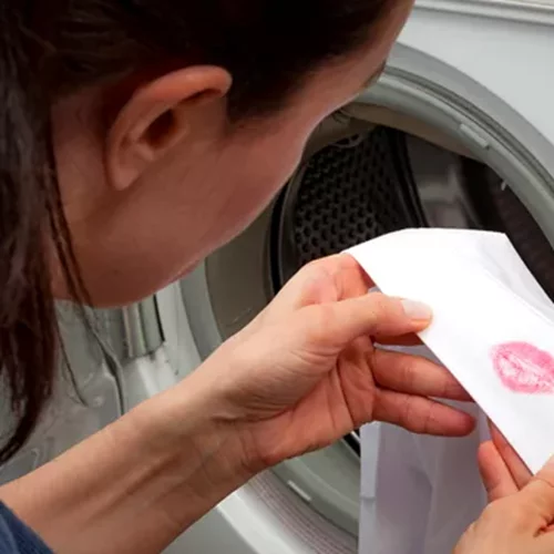 Λέρωσες με makeup τα ρούχα σου; Δες πώς θα τα "σώσεις"