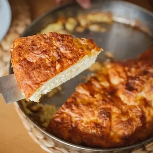 Γρήγορη τυρόπιτα χωρίς φύλλο για εσένα που τρέχεις να τα προλάβεις όλα