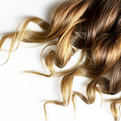 Πώς να λούζεσαι σωστά για να είναι τα μαλλιά σου τόσο λαμπερά όσο μετά το κομμωτήριο