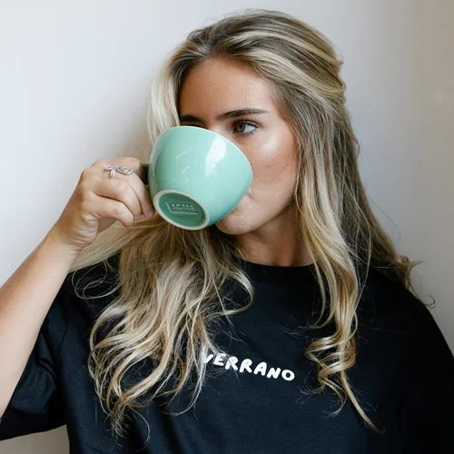 Καφές, κόκκινο κρασί ή αναψυκτικά: Ποιο λερώνει περισσότερο τα δόντια; Το πείραμα ενός οδοντιάτρου αποκαλύπτει την απάντηση