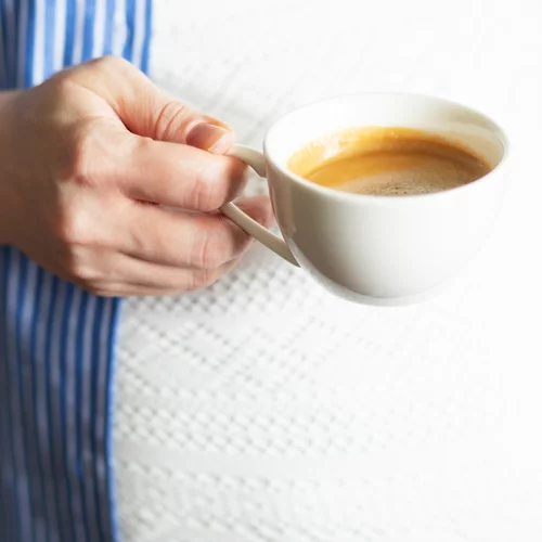 Μπορώ να πίνω καφέ ή αλκοόλ ενώ υποβάλλομαι σε εξωσωματική;