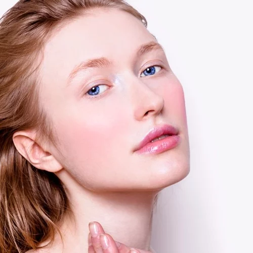 Τα υγρά ρουζ νέας γενιάς που λατρεύουν τώρα όλες οι beauty addicts