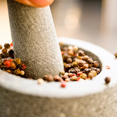 Τα μπαχαρικά που κάνουν το φαγητό υγιεινό (καγιέν αντί για μαύρο πιπέρι και δεντρολίβανο αντί για βασιλικό!)