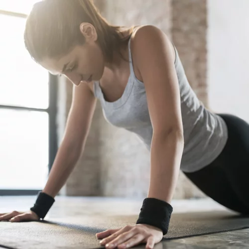 Δεν έχεις χρόνο; 10λεπτη προπόνηση από τη fitness expert Μάντη Περσάκη