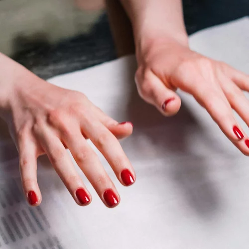 Τελικά το ημιμόνιμο καταστρέφει τα νύχια; Ας ξεκαθαρίσουμε τα πράγματα