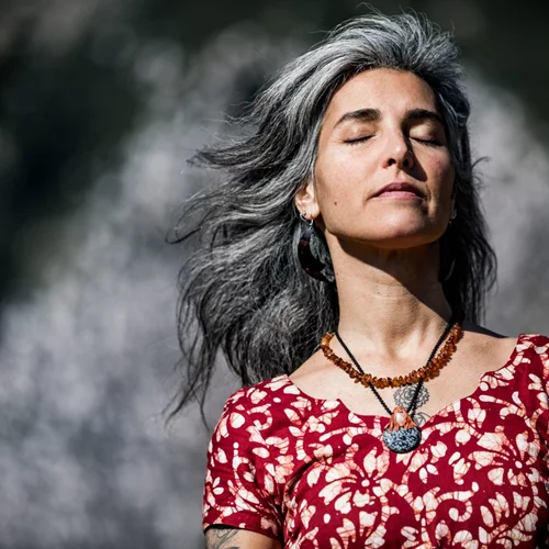 Οι συμβουλές περιποίησης για να μακρύνεις τα γκρίζα μαλλιά σου