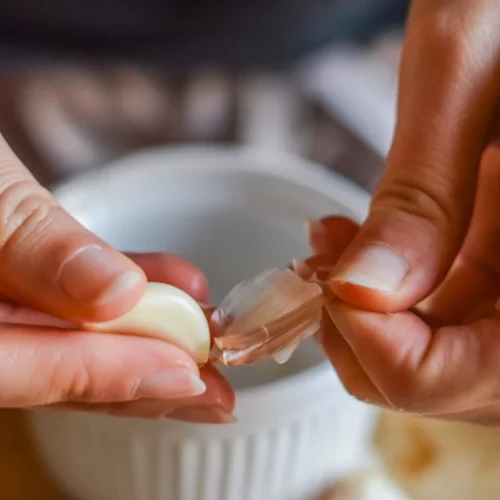 Φτιάξε με σκόρδο 2 τονωτικές συνταγές κατά των ιώσεων