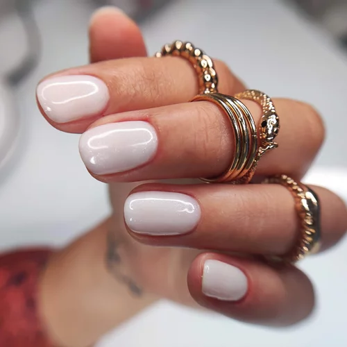 Λευκό μανικιούρ: 3 βερνίκια που δίνουν το "παγωμένο" περλέ εφέ της χρονιάς