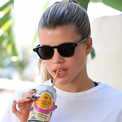 Ξέχνα το κόκκινο και το κοραλί: Αυτό είναι το νέο it χρώμα νυχιών του καλοκαιριού