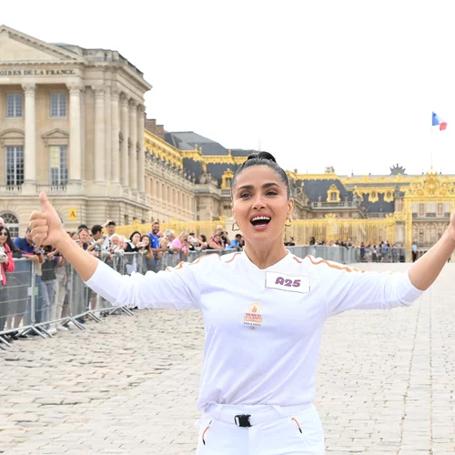 Ολυμπιακοί αγώνες 2024 | Η Σάλμα Χάγιεκ λαμπαδηδρόμος στη Γαλλία