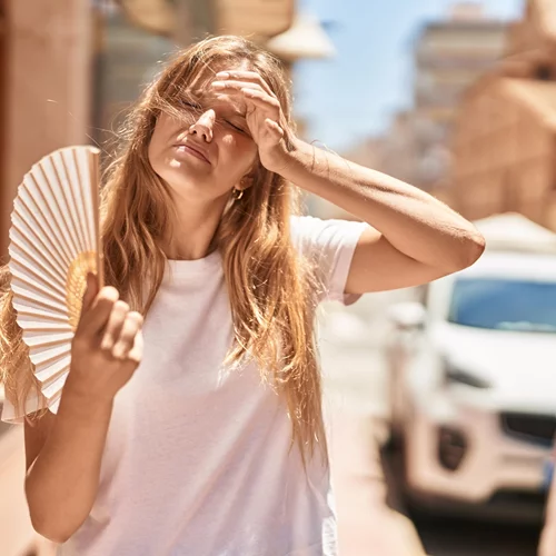 Καύσωνας: Γιατί οι γυναίκες υποφέρουν περισσότερο από τους άνδρες;