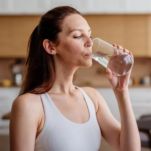 Ξέχνα τον κανόνα των 2 λίτρων - Η πραγματική ποσότητα νερού που πρέπει να πίνεις κάθε μέρα