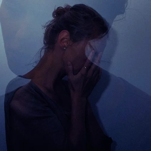 Μαζί και μόνοι: Το παράδοξο φαινόμενο της σύγχρονης μοναξιάς