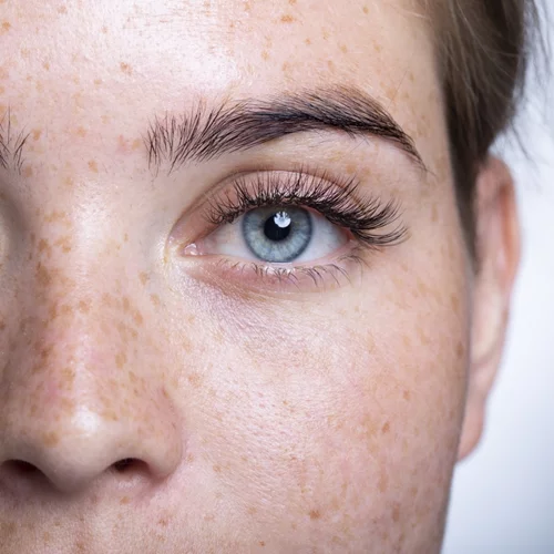 4 λάθη μακιγιάζ που τονίζουν "το πόδι της χήνας"