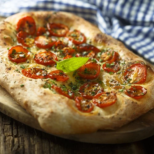 Φοκάτσια μπίρας με ντομάτες: Ένα ιταλικό συνοδευτικό τέλειο για το καλοκαίρι