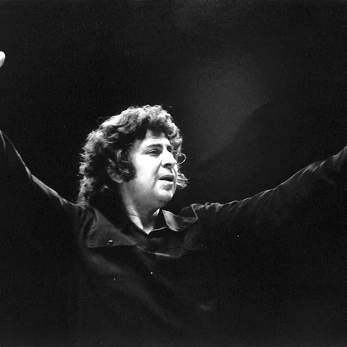 100 Χρόνια Μίκης Θεοδωράκης: Η Εθνική Συμφωνική Ορχήστρα της ΕΡΤ τιμά τον σπουδαίο συνθέτη στο Μέγαρο