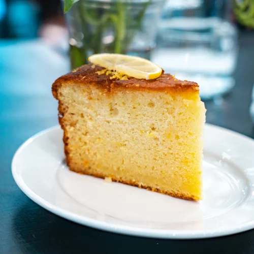 Συνταγή για κέικ γιαουρτιού με λεμόνι - Χωρίς αυγά και βούτυρο, συνδυάζεται τέλεια με παγωτό