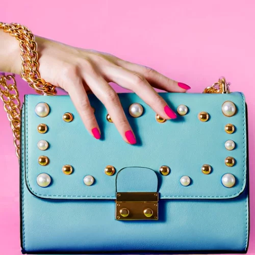 Ξαφνική αδιαθεσία ή μια δύσκολη στιγμή: Τι να έχεις στην τσάντα σου για... άμεση επέμβαση