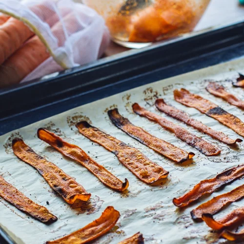 Vegan "μπέικον": Ο πιο νόστιμος τρόπος να αξιοποιήσεις τα καρότα