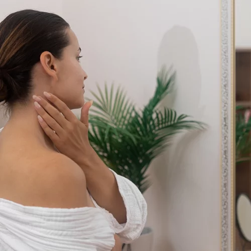 Λαδωμένα μαλλιά; 3 έξυπνα κόλπα για να δείχνουν φρέσκα χωρίς λούσιμο