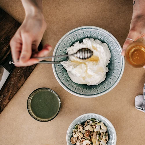 10 ιδέες για θρεπτικά σνακ έως 200 θερμίδες με πρωτεΐνη, υδατάνθρακα και λιπαρά σε τέλεια αναλογία