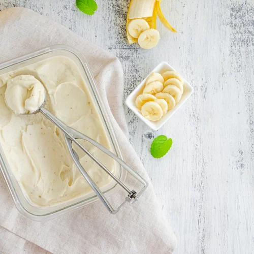 Τέσσερις συνταγές για παγωτό φτιαγμένο μόνο από μπανάνα (χωρίς αυγά για ελαφρύ αποτέλεσμα)