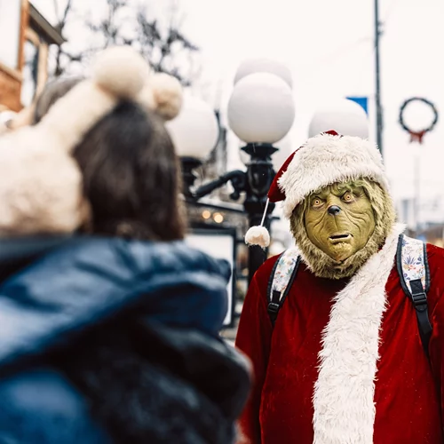 Πώς θα επιβιώσεις την περίοδο των γιορτών αν σιχαίνεσαι τα Χριστούγεννα