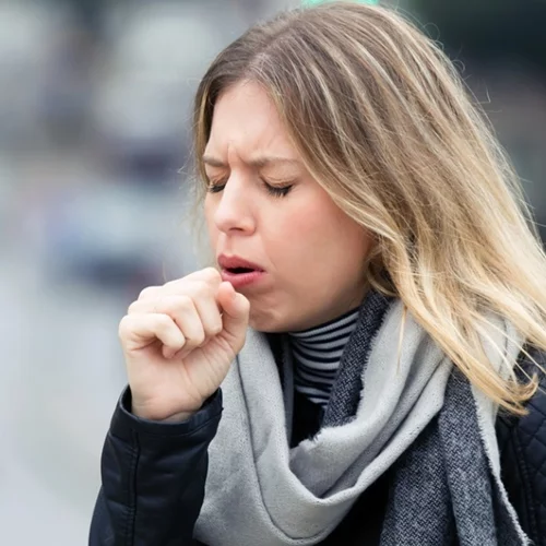 Μπορεί να έχεις πνευμονία χωρίς βήχα; Τα συμπτώματά της σε ενήλικες και μωρά