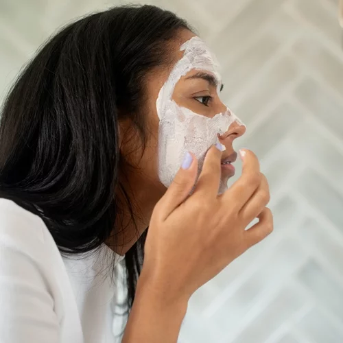 Η DIY μάσκα με βρώμη που "σβήνει" τις κοκκινίλες σε 10'