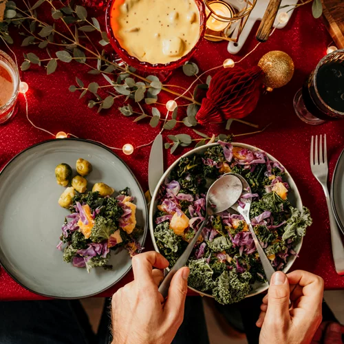 Και γιορτινές και υγιεινές! 7 σαλάτες για τα Χριστούγεννα που παίρνουν την έγκριση του διατροφολόγου