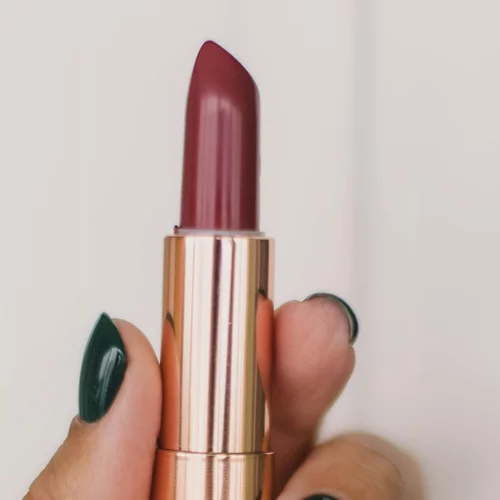 Κραγιόν: Τα χρώματα που πρέπει να έχει το νεσεσέρ σου φέτος το φθινόπωρο