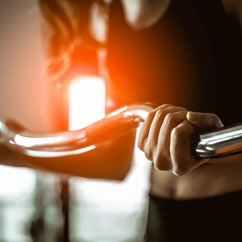 Ίσια ή V μπάρα για τους τρικεφάλους;