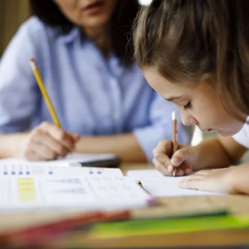 Η ανάγκη των γονιών να έχουν τέλεια παιδιά είναι η νέα "αυστηρότητα"