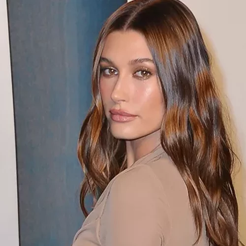 Πώς να αντιγράψεις το φρέσκο μακιγιάζ της Hailey Bieber για να φαίνεσαι πιο ξεκούραστη