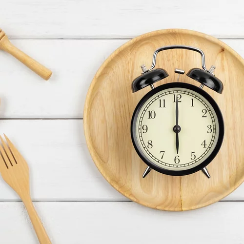 Δίαιτα μετά τις 6 μ.μ: Το κόλπο που αλλάζει το σώμα σου και τα κιλά σου