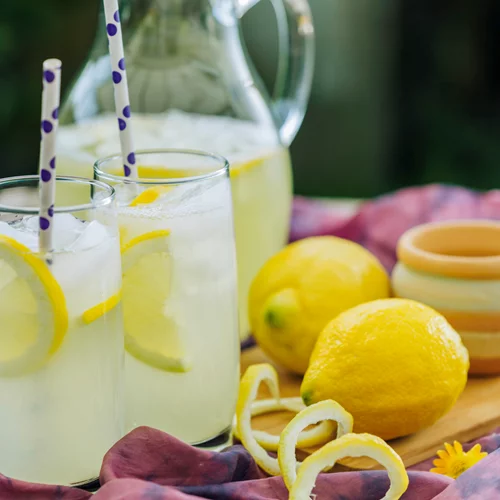 Συνταγή για σπιτική λεμονάδα: Ό,τι πιο δροσιστικό για τα καλοκαιρινά απογεύματα