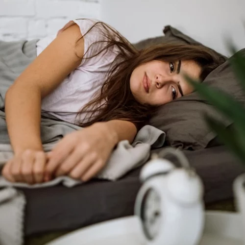 Αϋπνία και εμμηνόπαυση: Τι πρέπει να ξέρεις (και τι πρέπει να κάνεις)