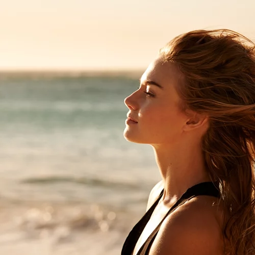 Μαλλιά που φριζάρουν; Αυτό το hair serum κοστίζει λιγότερο από 15 ευρώ και κάνει θαύματα