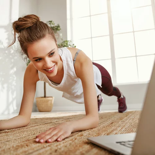 Άσκηση σανίδα: 3 παραλλαγές για προχωρημένες (σφίξε κοιλιά, πόδια και γλουτούς με 1 κίνηση)