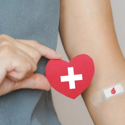 Εθελοντική αιμοδοσία: Τι να γνωρίζεις πριν δώσεις αίμα, ποιοι δεν μπορούν και τι γίνεται αν έχεις χαμηλή πίεση ή αιματοκρίτη