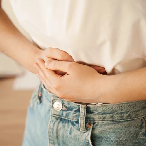 Το μυστικό κινέζικης ιατρικής για επίπεδο στομάχι: Πώς να νικήσεις το φούσκωμα σε 5 λεπτά