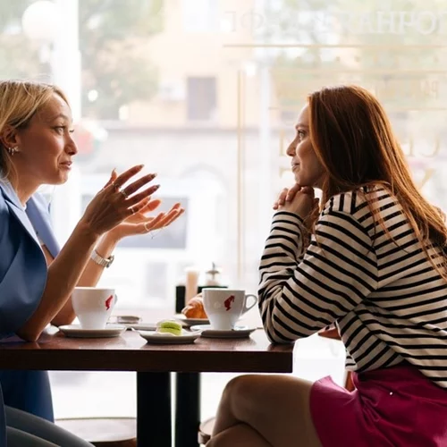 Πότε τα σχόλια γίνονται κριτική; Πώς να μιλήσεις σε κάποιον χωρίς να γίνεις τοξική