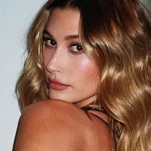 Ζηλεύεις τα messy κυματιστά μαλλιά της Hailey Bieber; Δες πώς μπορείς να τα αντιγράψεις